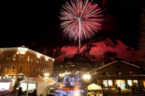 Luxury 2 Bedroom Mountain Vacation Rental in the Heart of Downtown Aspen One Block from Silver Queen Gondola